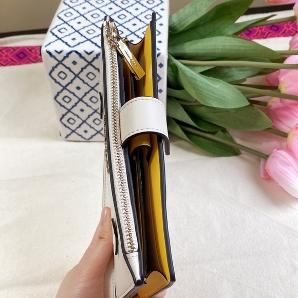 Kate Spade honey bee phone wallet wristlet - Picture 5 of 13